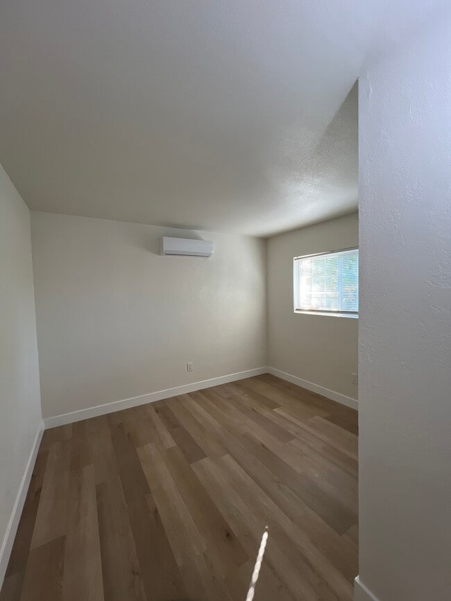 Building Photo - 896 N J St