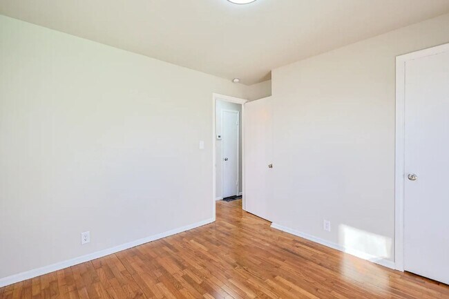 Building Photo - 3713 Woodlawn Terrace