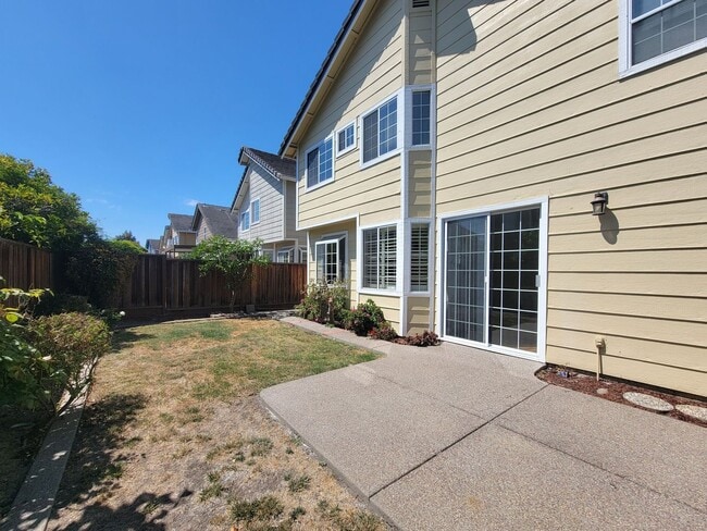 Building Photo - Lovely and Spacious 4-bedroom Beauty in De...