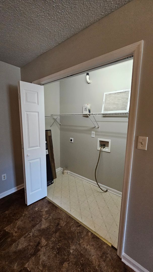 Building Photo - 2 BR 2.5 BA in Hunters Creek