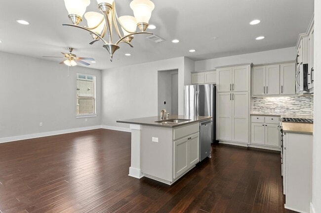 Building Photo - 13800 Lyndhurst St