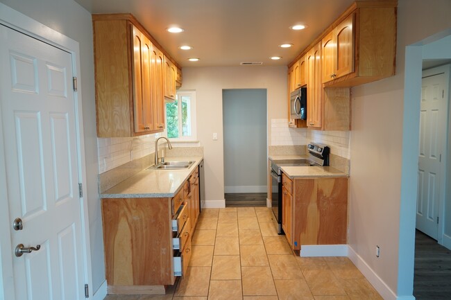 Building Photo - 1650 Archer Dr