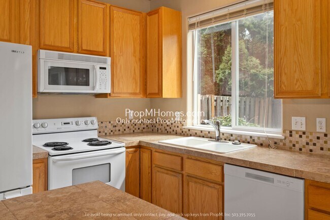 Building Photo - Cozy 3 Bedroom Home Close to Nike & Intel!