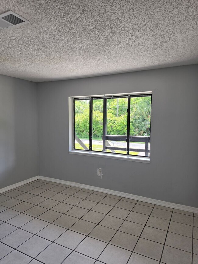 Building Photo - 2526 S Oak Ave