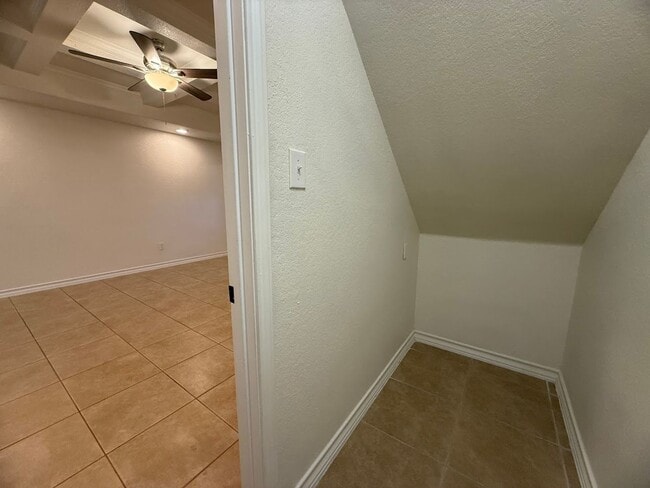 Building Photo - Townhome Near Retama Park...No Carpet.