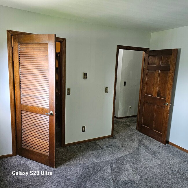 Building Photo - 1224 E Decorah Rd