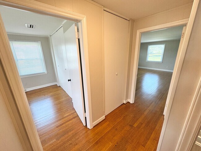Building Photo - 224 28th Ave Pl NE