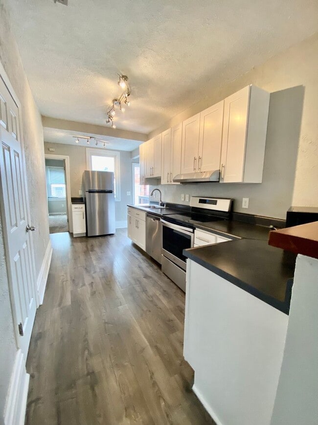 Building Photo - 2335 Sarah St