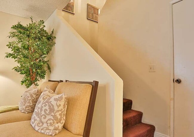 Building Photo - "Charming 2-Bedroom Retreat with Spacious ...
