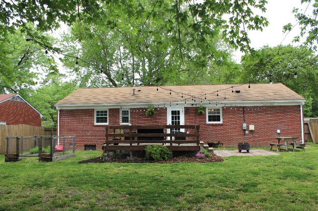 Building Photo - 334 Thalia Dr