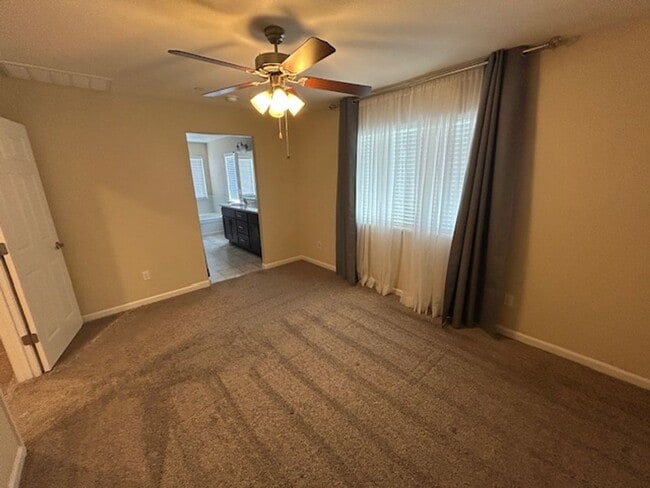 Building Photo - 4 bedroom 3 bathroom in Hanford!