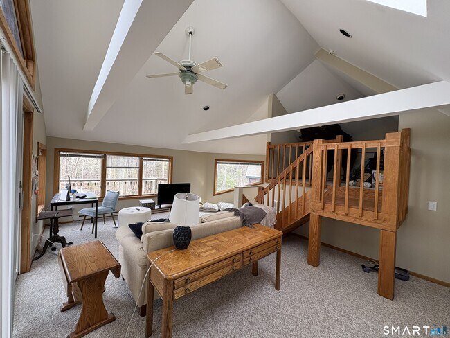 Building Photo - 40 Looking Glass Hill Rd