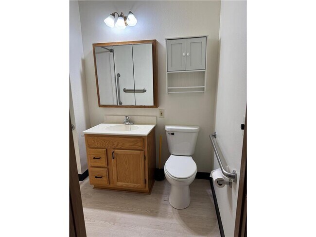 Building Photo - 611 Main St S