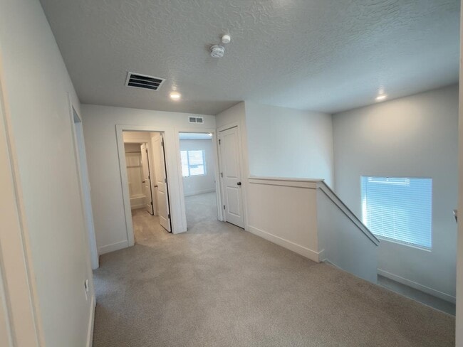 Building Photo - 414 W Snowberry Dr