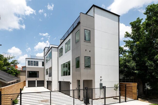Building Photo - 3110 Live Oak St