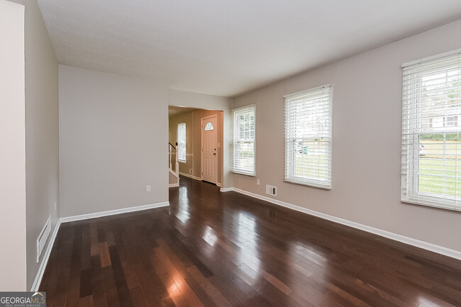 Building Photo - 461 Barnsdale Dr