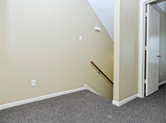 Building Photo - 554 E Cedar St