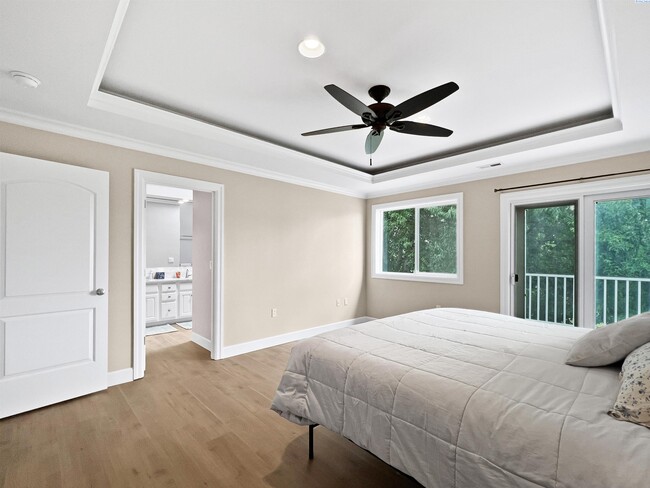 Building Photo - 4 Bedrooms Plus an Office Steps from the R...