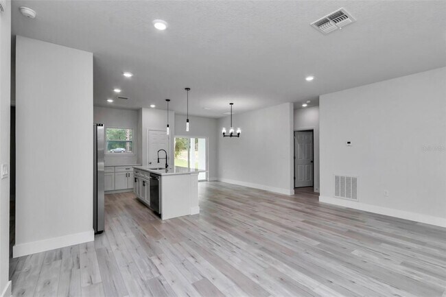 Building Photo - 7911 N Pocono Dr