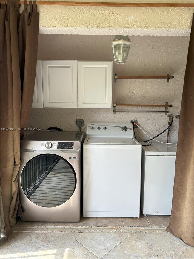 Building Photo - 3299 Cocoplum Cir