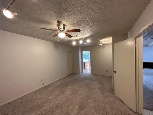 Building Photo - 2314 Farnswood Cir