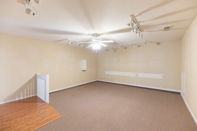 Building Photo - 111 Goldfinch Ave