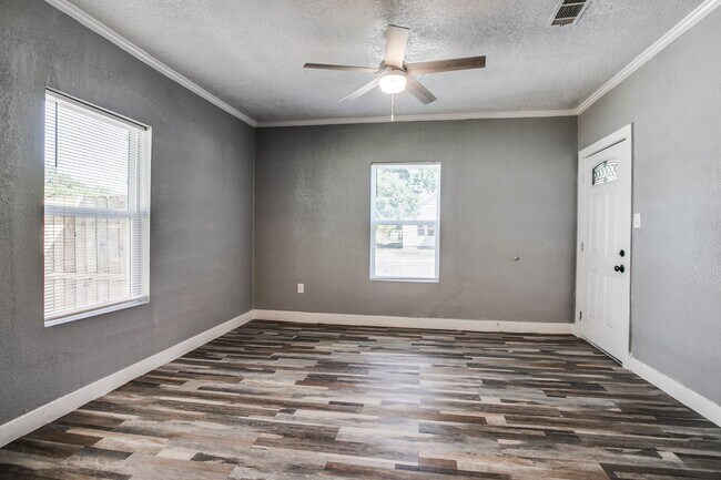 Building Photo - Single-Family Home Available!