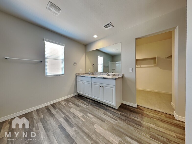 Building Photo - 5420 W Albeniz Pl