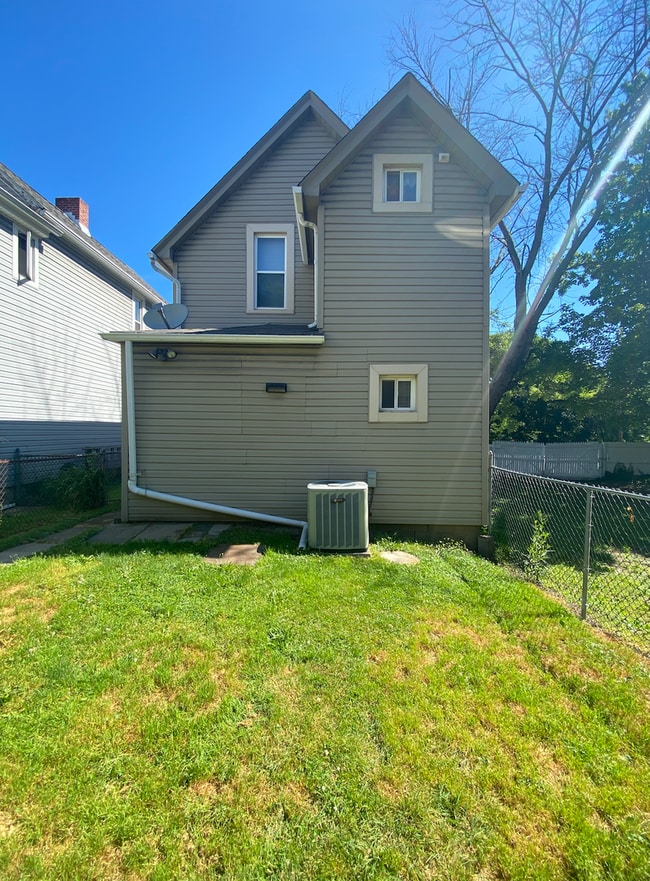 Building Photo - Coraopolis - 2 Bedroom Home. Great Location on 5th Avenue