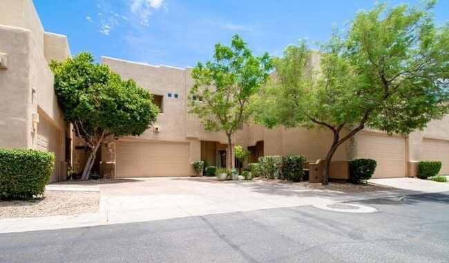 Building Photo - Gorgeous 2/2.5 condo for rent in Scottsdale.