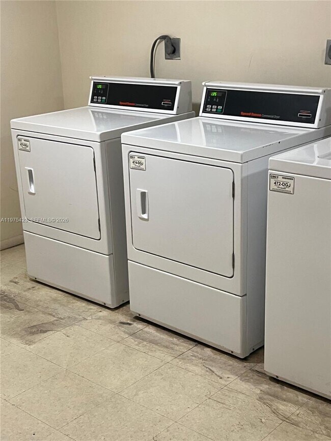 Building Photo - 1351 NE Miami Gardens Dr