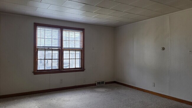 Building Photo - Large 2 Bedroom Upper Apartment in Menasha WI