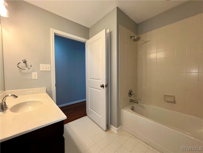 Building Photo - 3924 Village Townes Walk