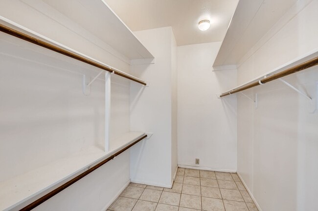 Building Photo - Immaculate 2 bedroom condo with all the ap...