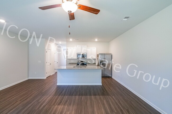 Building Photo - Beautiful 3-Bedroom Townhome with Modern Finishes & Prime Location!