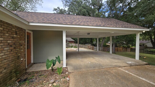 Building Photo - 405 Brentwood Dr