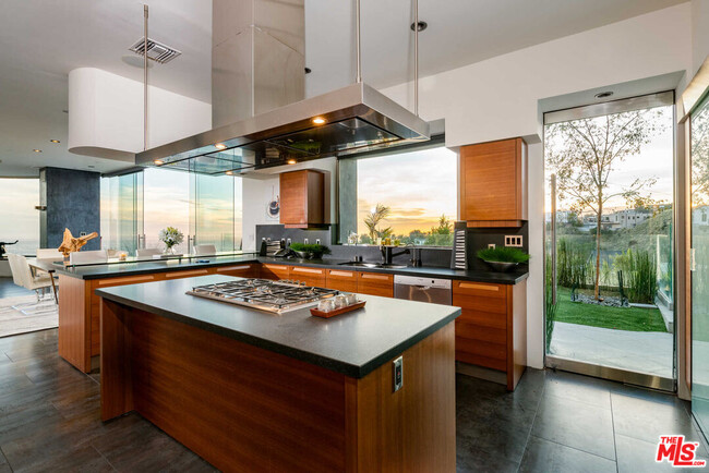 Building Photo - 1750 Viewmont Dr