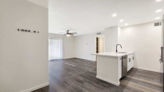 Building Photo - Pleasant 2b/2ba Condo in Wonderful South S...