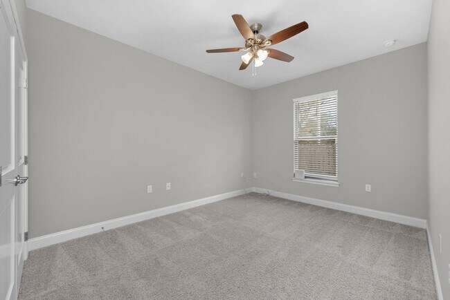 Building Photo - 702 Shady Ln Dr