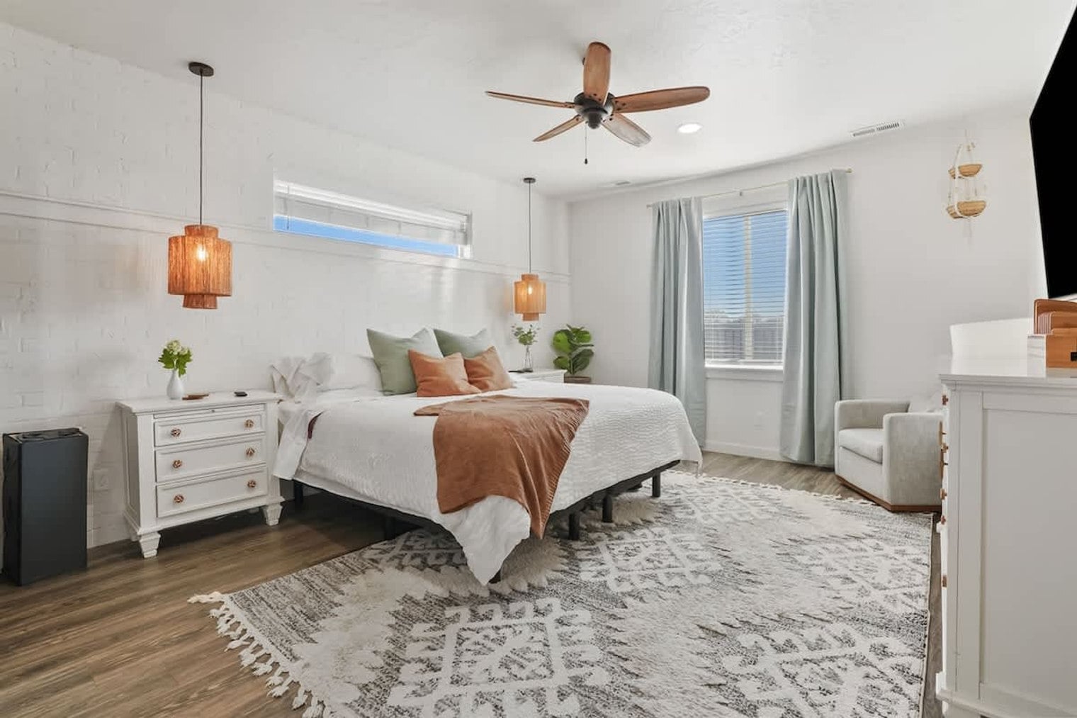 Building Photo - 304 Cliff Swallow Ave