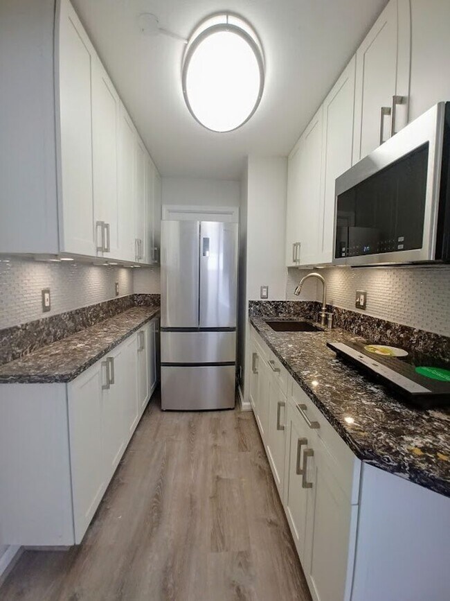 Building Photo - For Rent | Full Sized Studio, 1 Bathroom with City Views