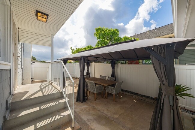 Building Photo - Beautifully updated 3-bedroom, 2.5-bathroom Craftsman in the heart of South Park