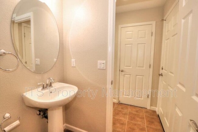 Building Photo - 217 Barnhill Dr