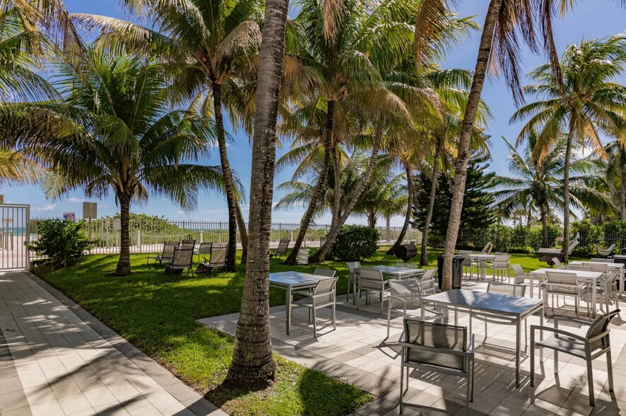 GARDEN WITH BBQ'S - 5001 Collins Ave