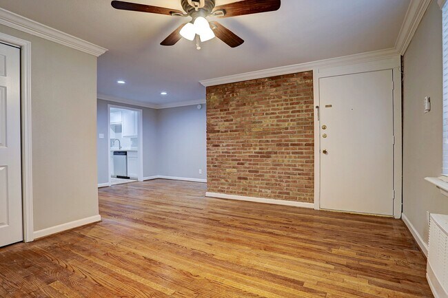 Building Photo - 2643 Greenbriar Dr