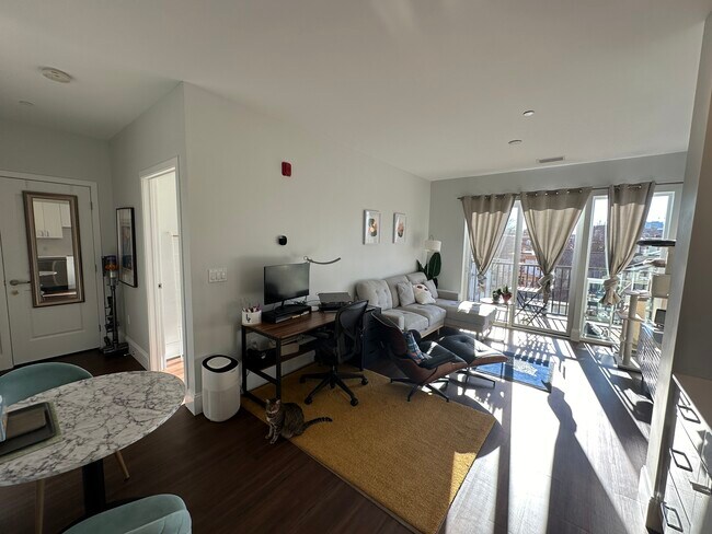 Building Photo - 205 Maverick St