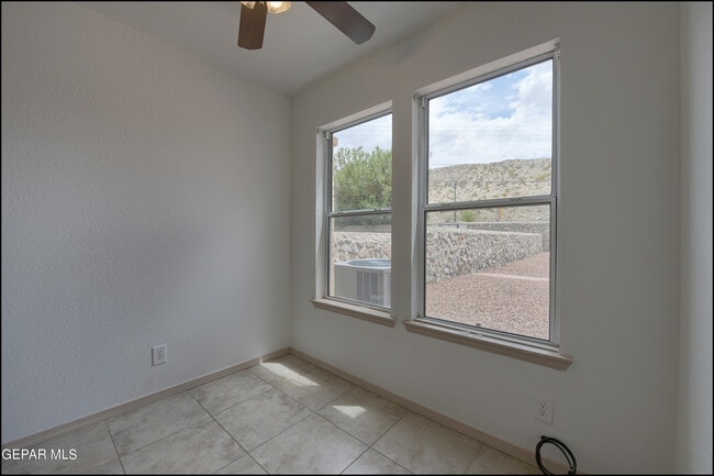 Building Photo - 894 Melville Ln