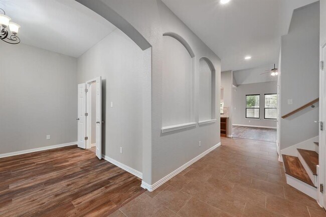 Building Photo - 2013 Santa barbara Ct