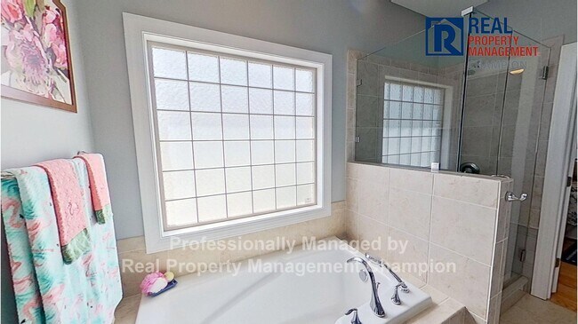 Building Photo - Immaculate 3 BD/2 BA Townhome in the Ashwo...