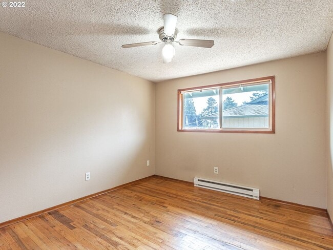 Building Photo - Bright Interior with Generous Bedroom Space – Includes Washer and Dryer